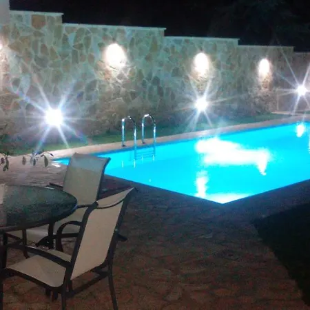With Private Pool Kiáton