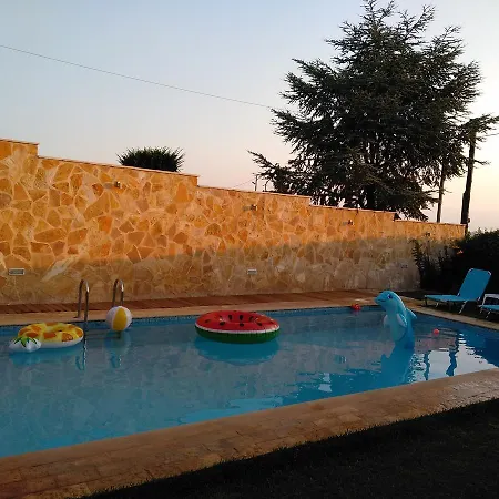 With Private Pool Kiáton