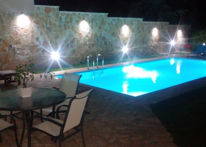 With Private Pool Kiáton