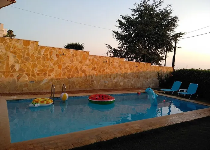 With Private Pool Kiáton